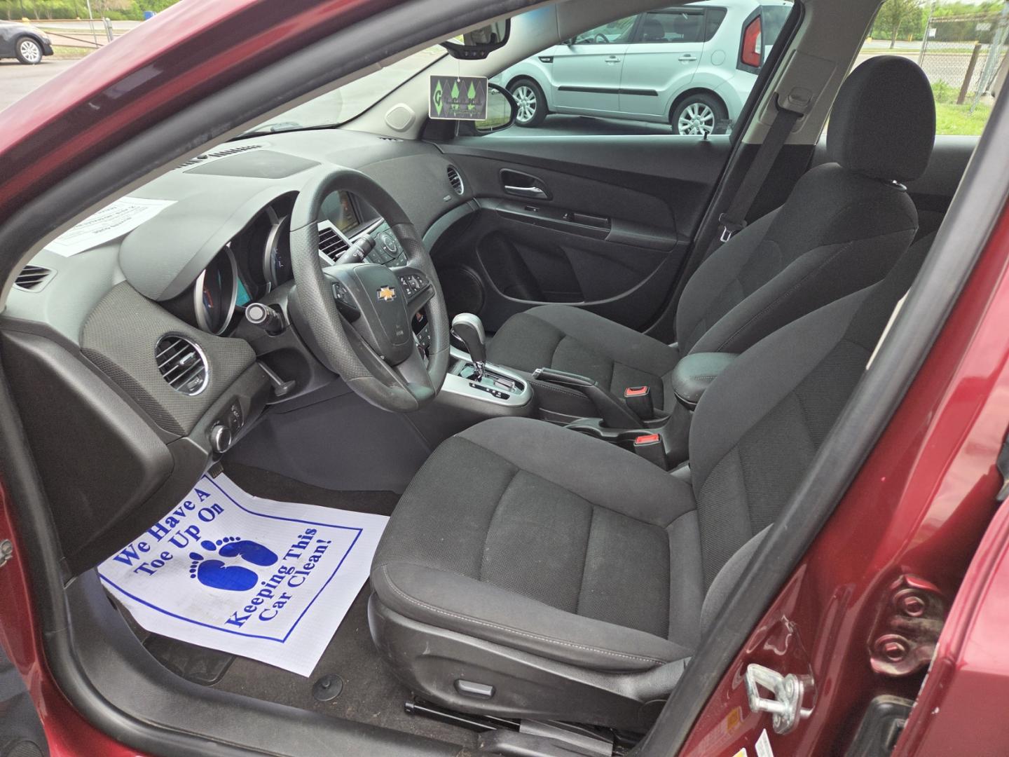 2016 Red /Black Chevrolet Cruze 2LT Auto (1G1PE5SB0G7) with an 1.4L L4 DOHC 16V TURBO engine, 6-Speed Automatic transmission, located at 1221 Madison St., Shelbyville, TN, 37160, (931) 680-9439, 0.000000, 0.000000 - Photo#4