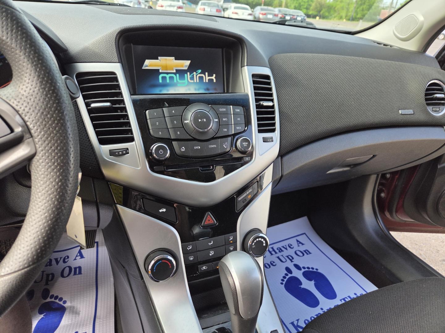 2016 Red /Black Chevrolet Cruze 2LT Auto (1G1PE5SB0G7) with an 1.4L L4 DOHC 16V TURBO engine, 6-Speed Automatic transmission, located at 1221 Madison St., Shelbyville, TN, 37160, (931) 680-9439, 0.000000, 0.000000 - Photo#5