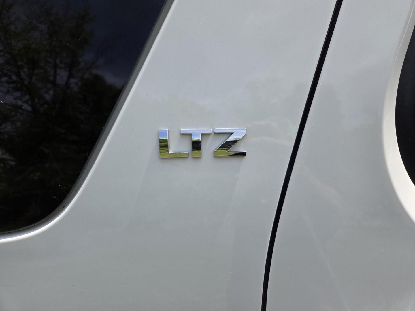 2014 WHITE /Beige Chevrolet Tahoe LTZ 4WD (1GNSKCE03ER) with an 5.3L V8 OHV 16V FFV engine, 6-Speed Automatic transmission, located at 1221 Madison St., Shelbyville, TN, 37160, (931) 680-9439, 0.000000, 0.000000 - Photo#2