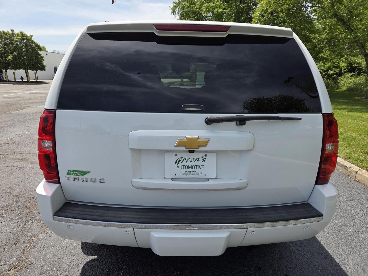 2014 WHITE /Beige Chevrolet Tahoe LTZ 4WD (1GNSKCE03ER) with an 5.3L V8 OHV 16V FFV engine, 6-Speed Automatic transmission, located at 1221 Madison St., Shelbyville, TN, 37160, (931) 680-9439, 0.000000, 0.000000 - Photo#3