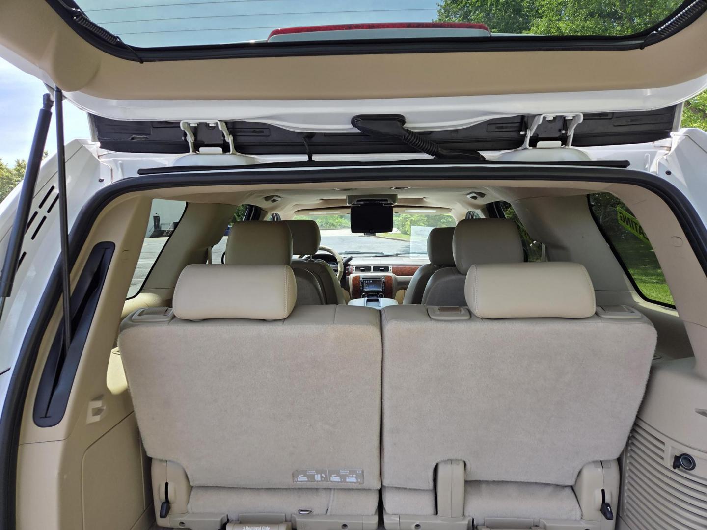 2014 WHITE /Beige Chevrolet Tahoe LTZ 4WD (1GNSKCE03ER) with an 5.3L V8 OHV 16V FFV engine, 6-Speed Automatic transmission, located at 1221 Madison St., Shelbyville, TN, 37160, (931) 680-9439, 0.000000, 0.000000 - Photo#4