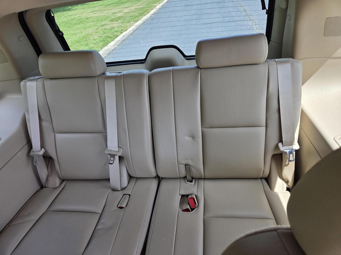 2014 WHITE /Beige Chevrolet Tahoe LTZ 4WD (1GNSKCE03ER) with an 5.3L V8 OHV 16V FFV engine, 6-Speed Automatic transmission, located at 1221 Madison St., Shelbyville, TN, 37160, (931) 680-9439, 0.000000, 0.000000 - Photo#5