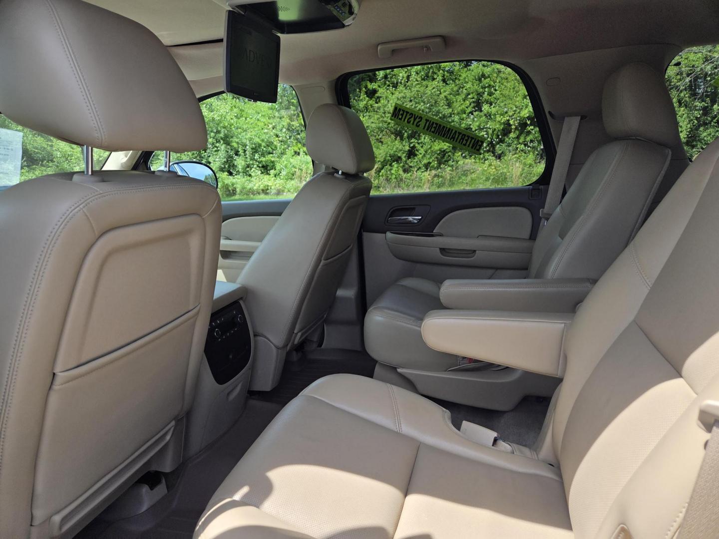 2014 WHITE /Beige Chevrolet Tahoe LTZ 4WD (1GNSKCE03ER) with an 5.3L V8 OHV 16V FFV engine, 6-Speed Automatic transmission, located at 1221 Madison St., Shelbyville, TN, 37160, (931) 680-9439, 0.000000, 0.000000 - Photo#6