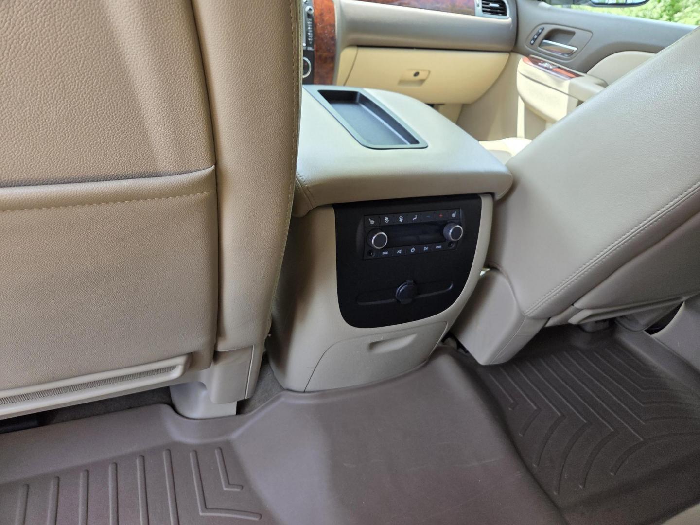 2014 WHITE /Beige Chevrolet Tahoe LTZ 4WD (1GNSKCE03ER) with an 5.3L V8 OHV 16V FFV engine, 6-Speed Automatic transmission, located at 1221 Madison St., Shelbyville, TN, 37160, (931) 680-9439, 0.000000, 0.000000 - Photo#8