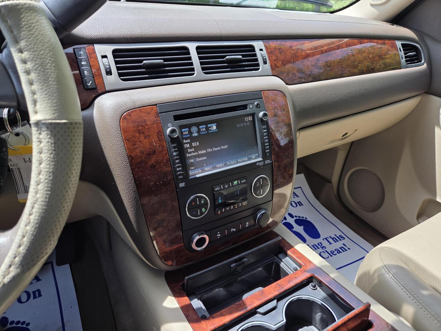 2014 WHITE /Beige Chevrolet Tahoe LTZ 4WD (1GNSKCE03ER) with an 5.3L V8 OHV 16V FFV engine, 6-Speed Automatic transmission, located at 1221 Madison St., Shelbyville, TN, 37160, (931) 680-9439, 0.000000, 0.000000 - Photo#11