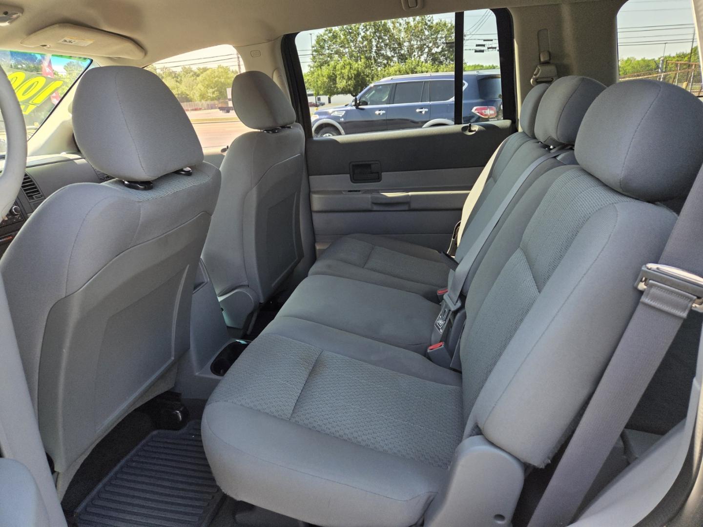 2008 Blue /Gray Dodge Durango SXT 2WD (1D8HD38N58F) with an 4.7L V8 SOHC 16V engine, 5-Speed Automatic Overdrive transmission, located at 1221 Madison St., Shelbyville, TN, 37160, (931) 680-9439, 0.000000, 0.000000 - Photo#4