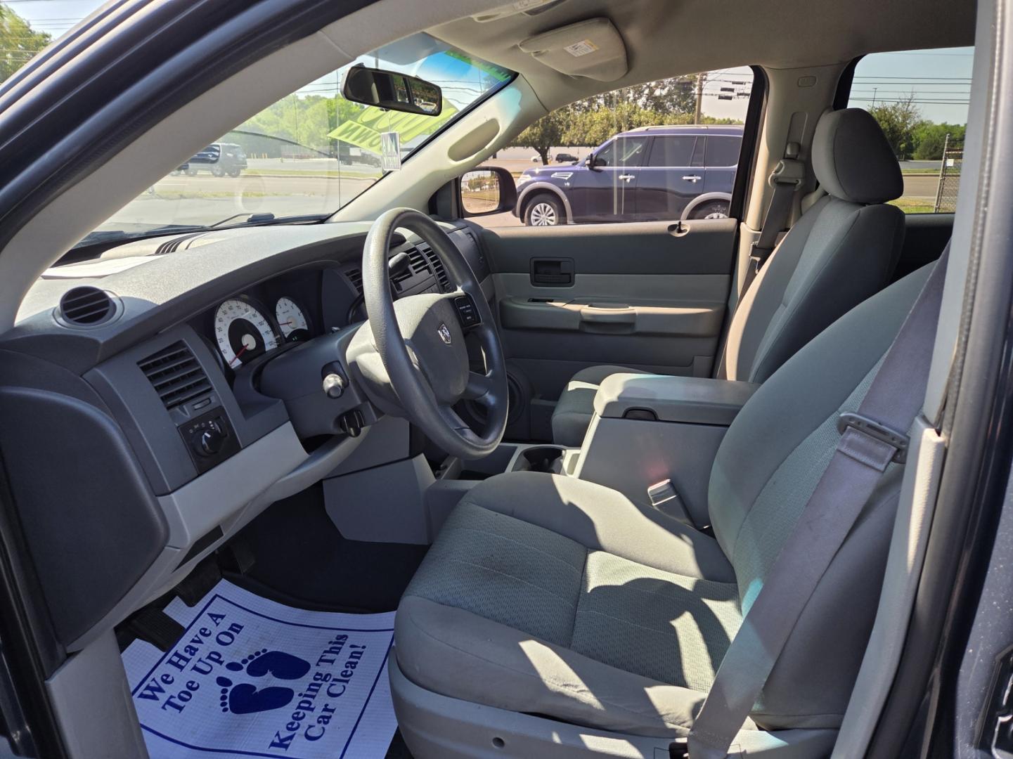 2008 Blue /Gray Dodge Durango SXT 2WD (1D8HD38N58F) with an 4.7L V8 SOHC 16V engine, 5-Speed Automatic Overdrive transmission, located at 1221 Madison St., Shelbyville, TN, 37160, (931) 680-9439, 0.000000, 0.000000 - Photo#5