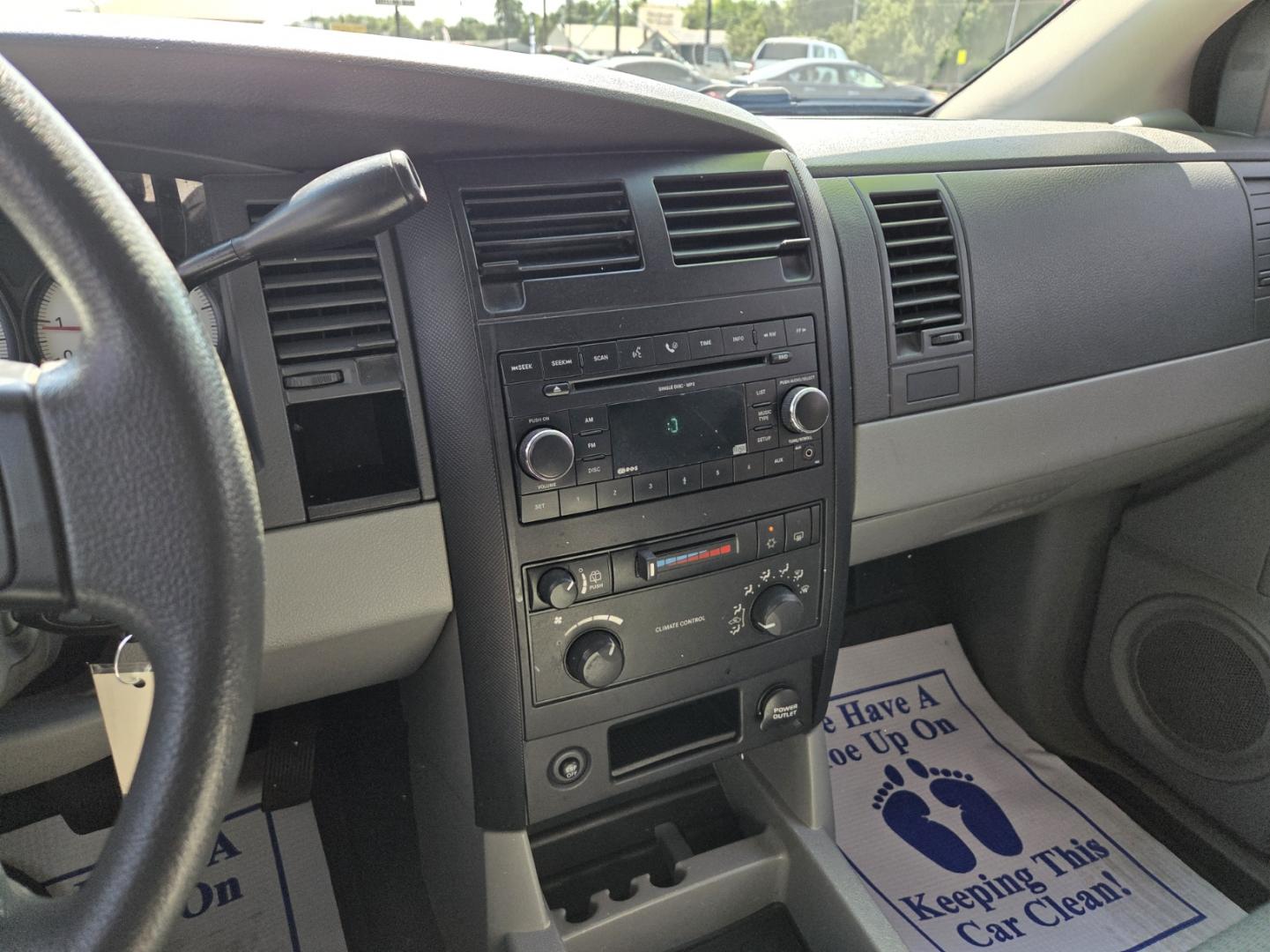 2008 Blue /Gray Dodge Durango SXT 2WD (1D8HD38N58F) with an 4.7L V8 SOHC 16V engine, 5-Speed Automatic Overdrive transmission, located at 1221 Madison St., Shelbyville, TN, 37160, (931) 680-9439, 0.000000, 0.000000 - Photo#6