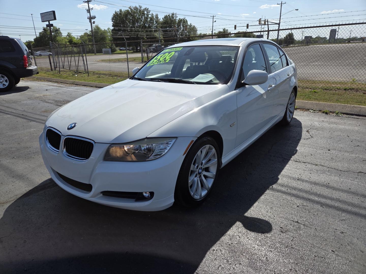 2011 WHITE /Gray BMW 3-Series 328i (WBAPH7C52BE) with an 3.0L L6 DOHC 24V engine, located at 1221 Madison St., Shelbyville, TN, 37160, (931) 680-9439, 0.000000, 0.000000 - Photo#0