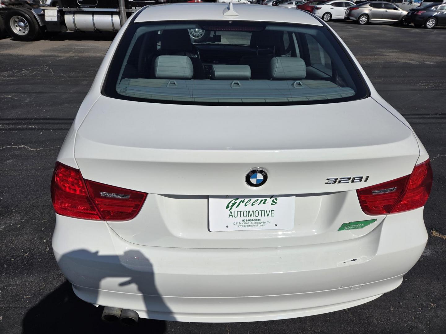 2011 WHITE /Gray BMW 3-Series 328i (WBAPH7C52BE) with an 3.0L L6 DOHC 24V engine, located at 1221 Madison St., Shelbyville, TN, 37160, (931) 680-9439, 0.000000, 0.000000 - Photo#2