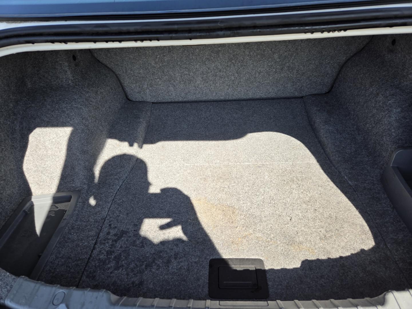 2011 WHITE /Gray BMW 3-Series 328i (WBAPH7C52BE) with an 3.0L L6 DOHC 24V engine, located at 1221 Madison St., Shelbyville, TN, 37160, (931) 680-9439, 0.000000, 0.000000 - Photo#3