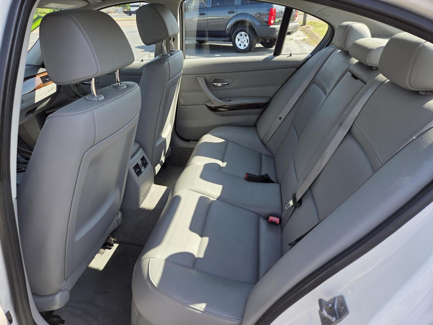 2011 WHITE /Gray BMW 3-Series 328i (WBAPH7C52BE) with an 3.0L L6 DOHC 24V engine, located at 1221 Madison St., Shelbyville, TN, 37160, (931) 680-9439, 0.000000, 0.000000 - Photo#4