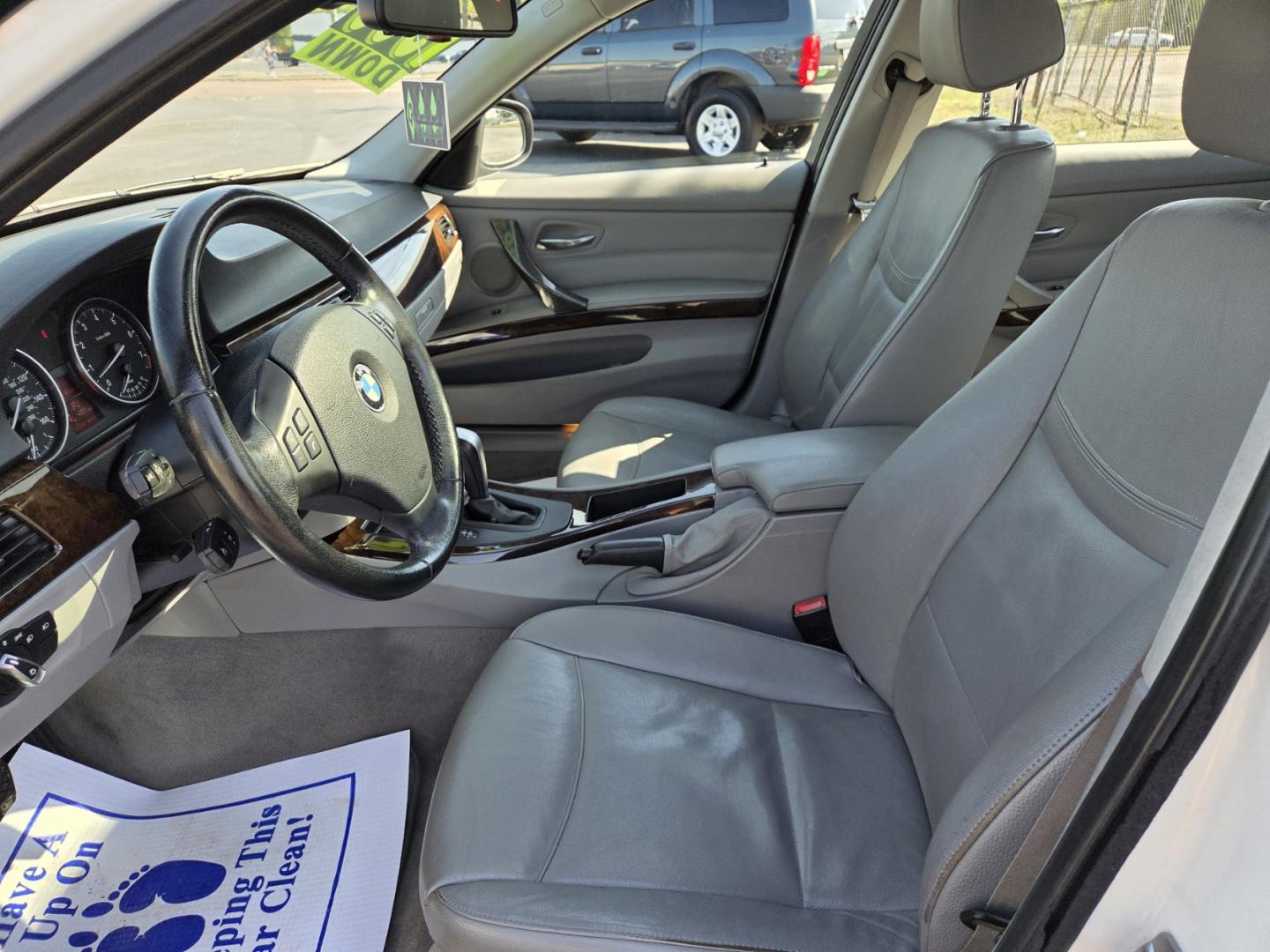 2011 WHITE /Gray BMW 3-Series 328i (WBAPH7C52BE) with an 3.0L L6 DOHC 24V engine, located at 1221 Madison St., Shelbyville, TN, 37160, (931) 680-9439, 0.000000, 0.000000 - Photo#5