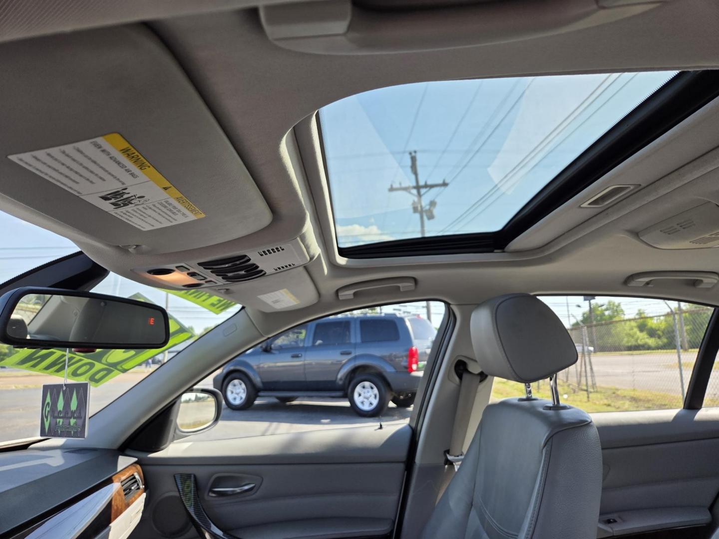 2011 WHITE /Gray BMW 3-Series 328i (WBAPH7C52BE) with an 3.0L L6 DOHC 24V engine, located at 1221 Madison St., Shelbyville, TN, 37160, (931) 680-9439, 0.000000, 0.000000 - Photo#6