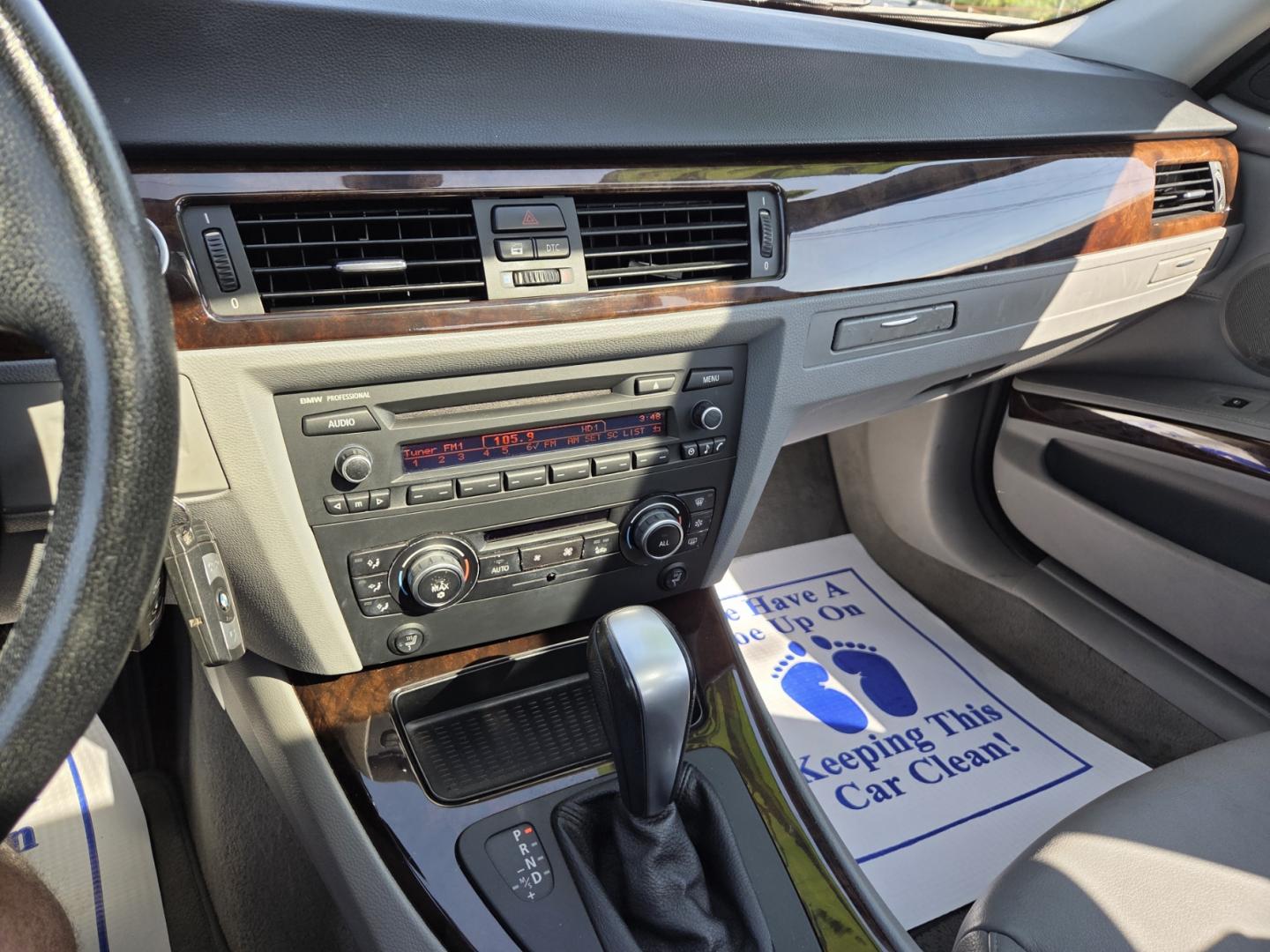 2011 WHITE /Gray BMW 3-Series 328i (WBAPH7C52BE) with an 3.0L L6 DOHC 24V engine, located at 1221 Madison St., Shelbyville, TN, 37160, (931) 680-9439, 0.000000, 0.000000 - Photo#7