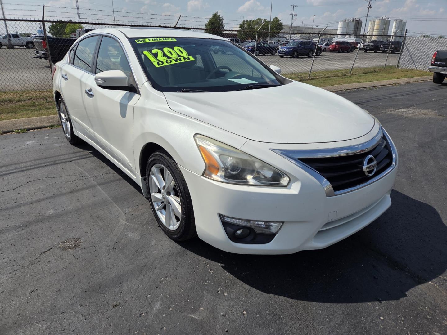 2013 WHITE /Beige Nissan Altima 2.5 SV (1N4AL3AP0DN) with an 2.5L L4 DOHC 16V engine, Automatic transmission, located at 1221 Madison St., Shelbyville, TN, 37160, (931) 680-9439, 0.000000, 0.000000 - Photo#1