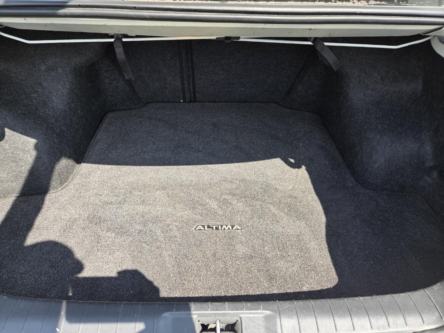 2013 WHITE /Beige Nissan Altima 2.5 SV (1N4AL3AP0DN) with an 2.5L L4 DOHC 16V engine, Automatic transmission, located at 1221 Madison St., Shelbyville, TN, 37160, (931) 680-9439, 0.000000, 0.000000 - Photo#3