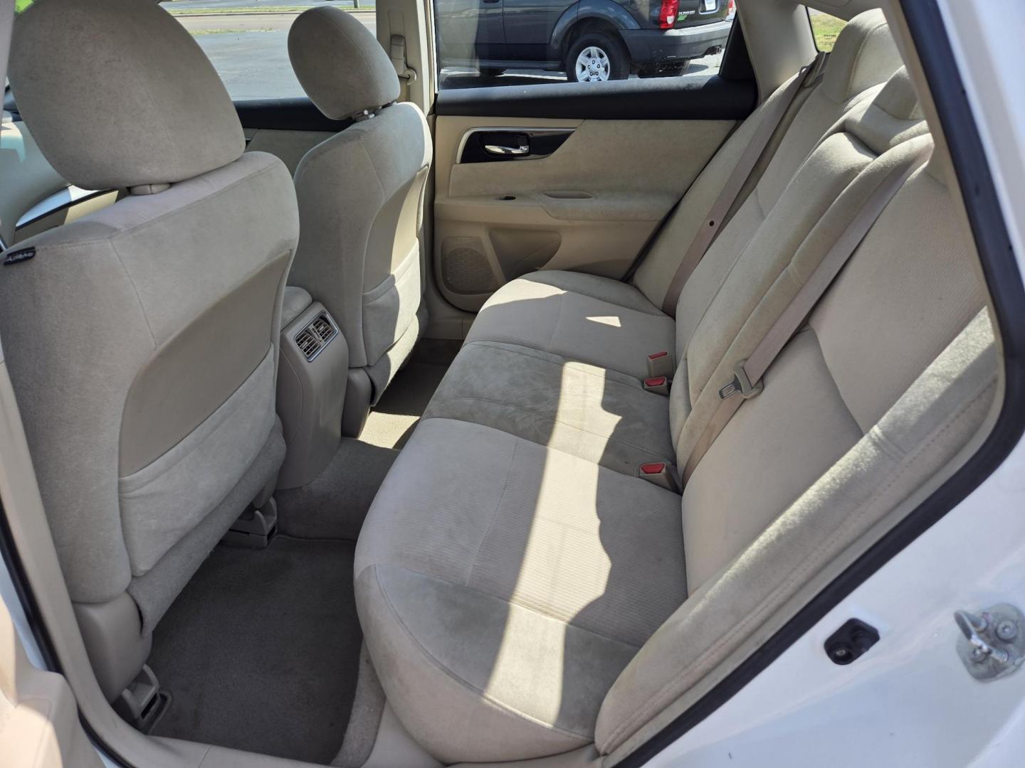 2013 WHITE /Beige Nissan Altima 2.5 SV (1N4AL3AP0DN) with an 2.5L L4 DOHC 16V engine, Automatic transmission, located at 1221 Madison St., Shelbyville, TN, 37160, (931) 680-9439, 0.000000, 0.000000 - Photo#4