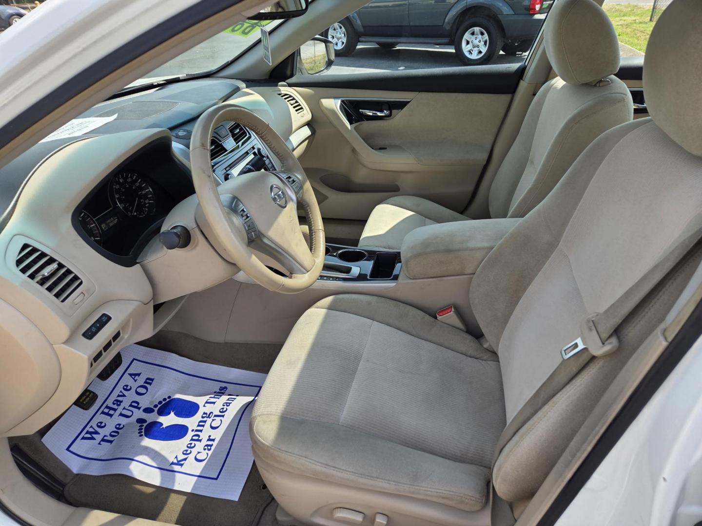 2013 WHITE /Beige Nissan Altima 2.5 SV (1N4AL3AP0DN) with an 2.5L L4 DOHC 16V engine, Automatic transmission, located at 1221 Madison St., Shelbyville, TN, 37160, (931) 680-9439, 0.000000, 0.000000 - Photo#5