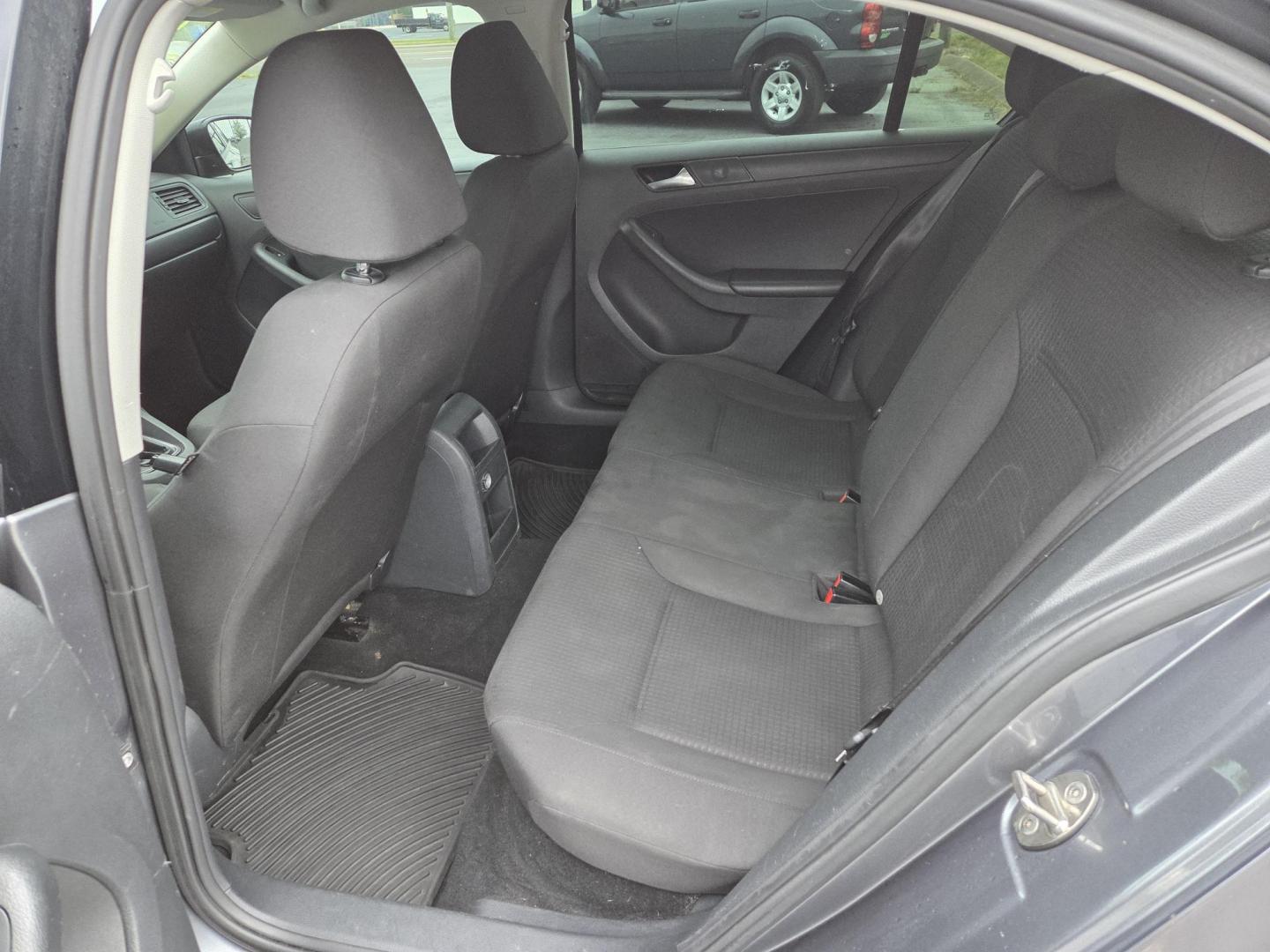 2016 Gray /Gray Volkswagen Jetta 1.4T S 6A (3VW267AJ4GM) with an 1.4L L4 DOHC 20V engine, 6A transmission, located at 1221 Madison St., Shelbyville, TN, 37160, (931) 680-9439, 0.000000, 0.000000 - Photo#4