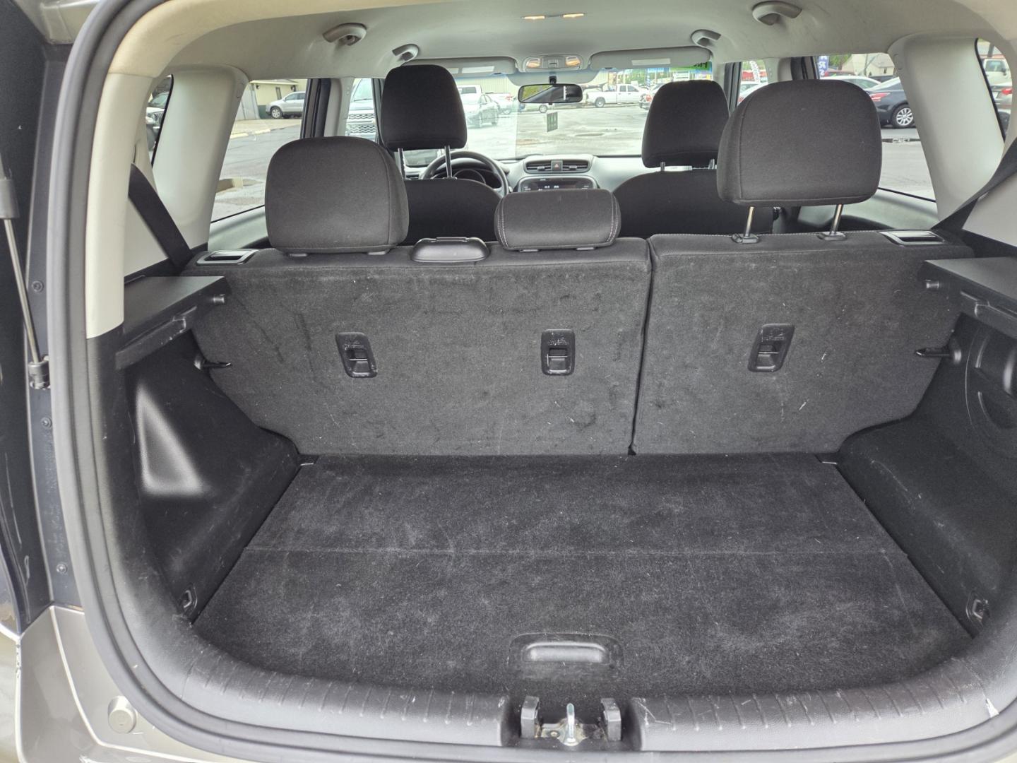 2018 Tan /Gray Kia Soul + (KNDJP3A51J7) with an 2.0L L4 DOHC 16V engine, 6A transmission, located at 1221 Madison St., Shelbyville, TN, 37160, (931) 680-9439, 0.000000, 0.000000 - Photo#3