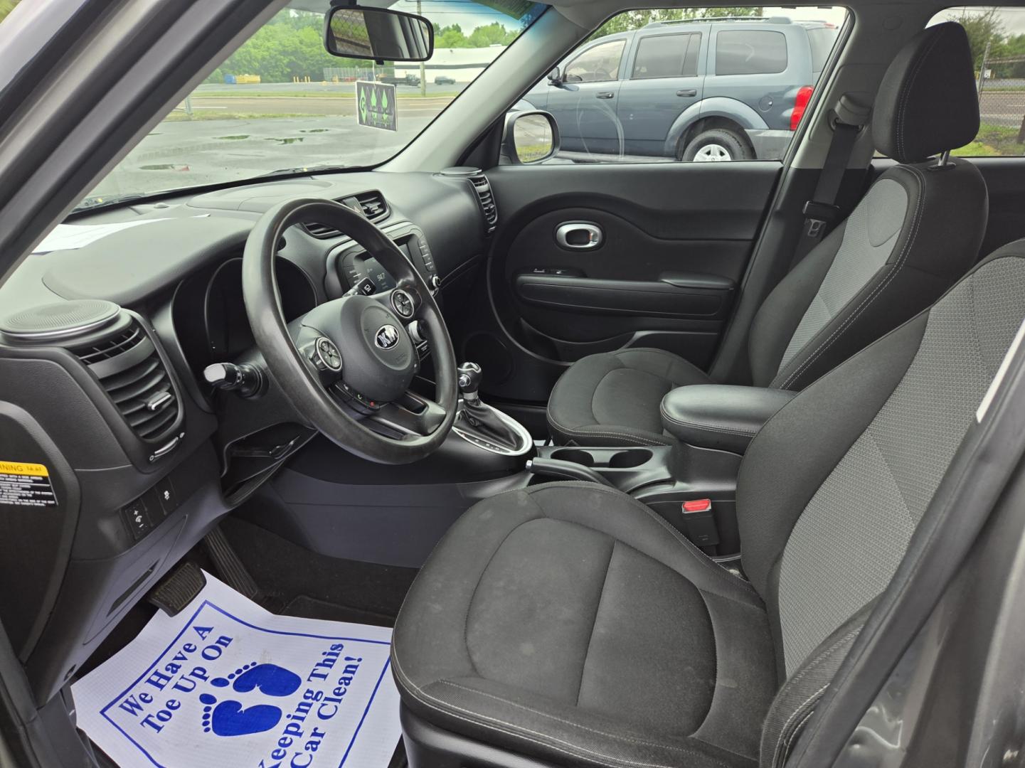 2018 Tan /Gray Kia Soul + (KNDJP3A51J7) with an 2.0L L4 DOHC 16V engine, 6A transmission, located at 1221 Madison St., Shelbyville, TN, 37160, (931) 680-9439, 0.000000, 0.000000 - Photo#5