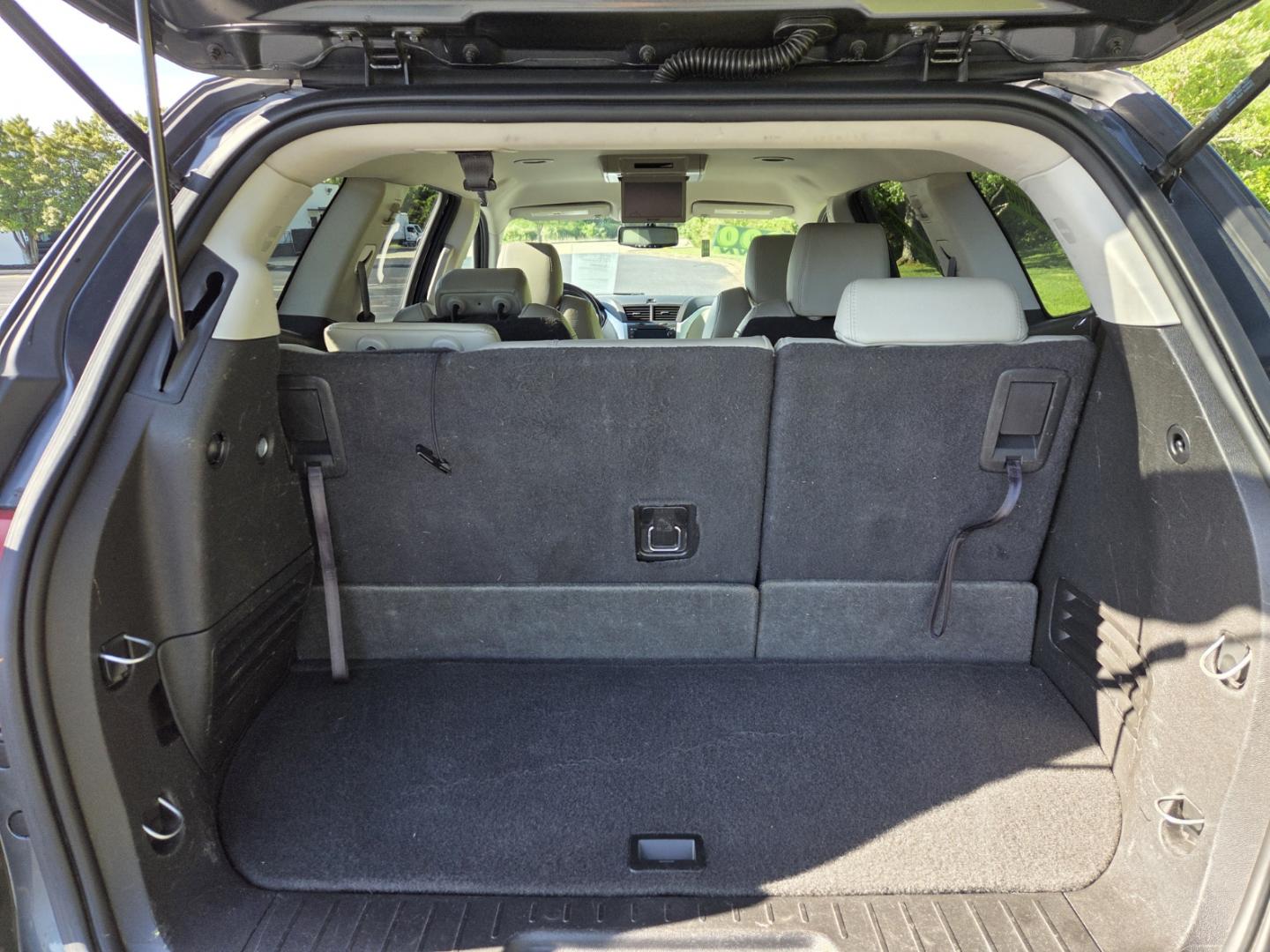 2012 Gray /Beige Chevrolet Traverse LTZ FWD (1GNKRLED3CJ) with an 3.6L V6 DOHC 24V engine, 6-Speed Automatic transmission, located at 1221 Madison St., Shelbyville, TN, 37160, (931) 680-9439, 0.000000, 0.000000 - Photo#3