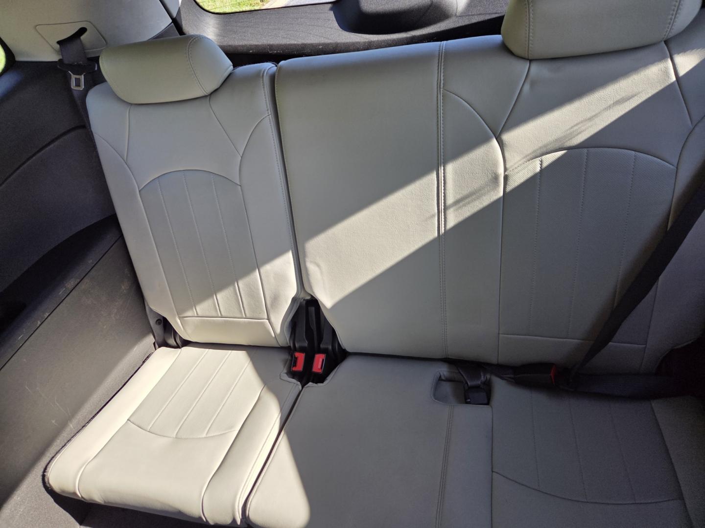 2012 Gray /Beige Chevrolet Traverse LTZ FWD (1GNKRLED3CJ) with an 3.6L V6 DOHC 24V engine, 6-Speed Automatic transmission, located at 1221 Madison St., Shelbyville, TN, 37160, (931) 680-9439, 0.000000, 0.000000 - Photo#4