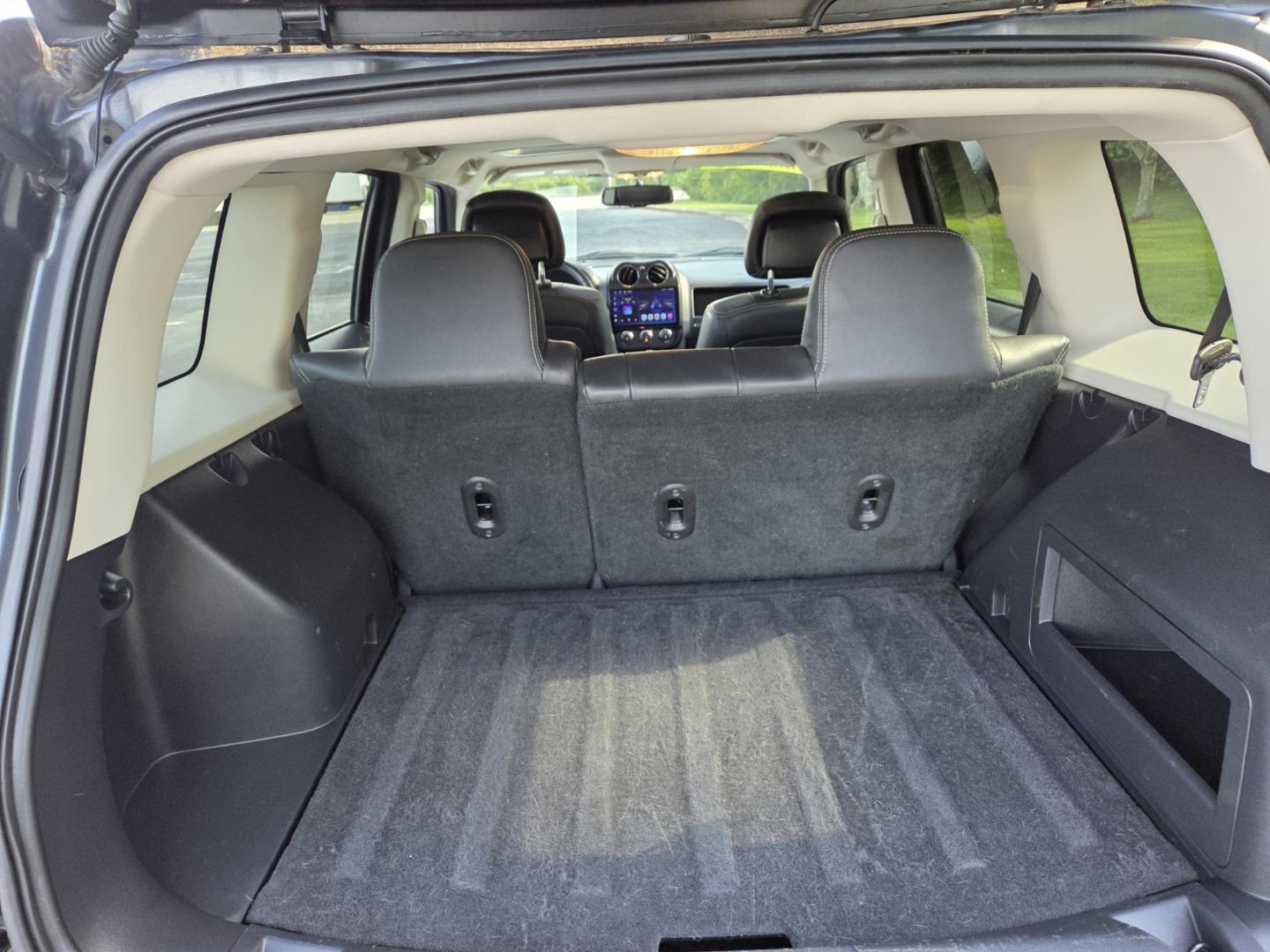 2015 BLACK /Black Jeep Patriot Latitude 4WD (1C4NJRFB0FD) with an 2.4L L4 DOHC 16V engine, Automatic transmission, located at 1221 Madison St., Shelbyville, TN, 37160, (931) 680-9439, 0.000000, 0.000000 - Photo#3