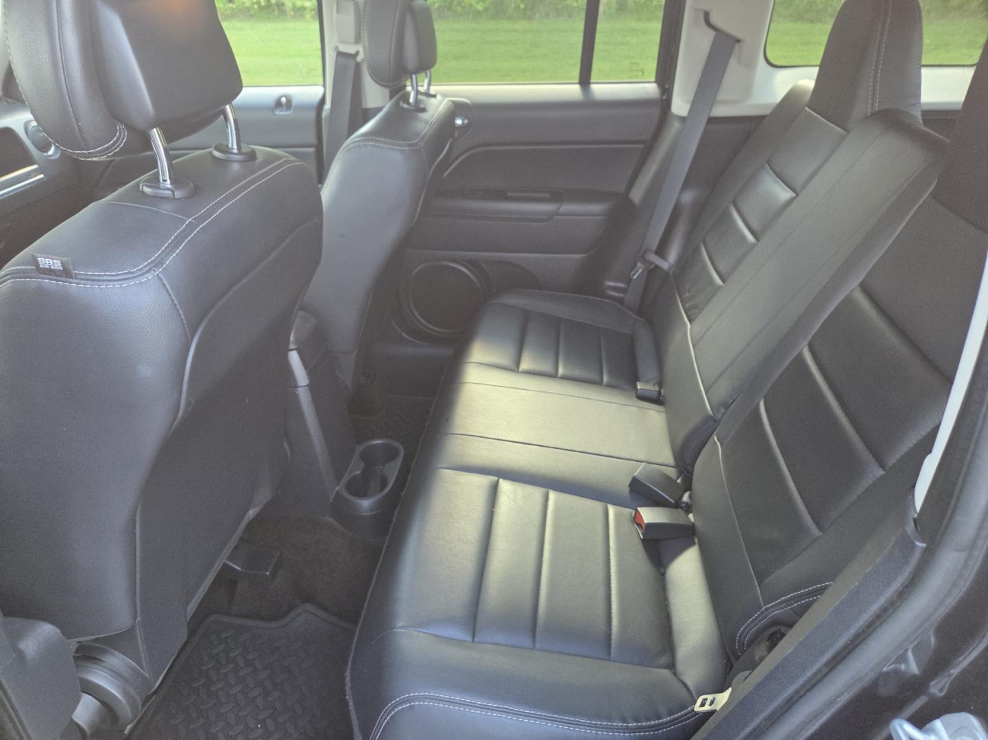 2015 BLACK /Black Jeep Patriot Latitude 4WD (1C4NJRFB0FD) with an 2.4L L4 DOHC 16V engine, Automatic transmission, located at 1221 Madison St., Shelbyville, TN, 37160, (931) 680-9439, 0.000000, 0.000000 - Photo#4