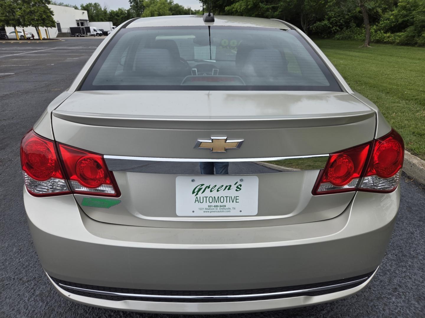 2016 Gold /Gray Chevrolet Cruze 2LT Auto (1G1PE5SB7G7) with an 1.4L L4 DOHC 16V TURBO engine, 6-Speed Automatic transmission, located at 1221 Madison St., Shelbyville, TN, 37160, (931) 680-9439, 0.000000, 0.000000 - Photo#2