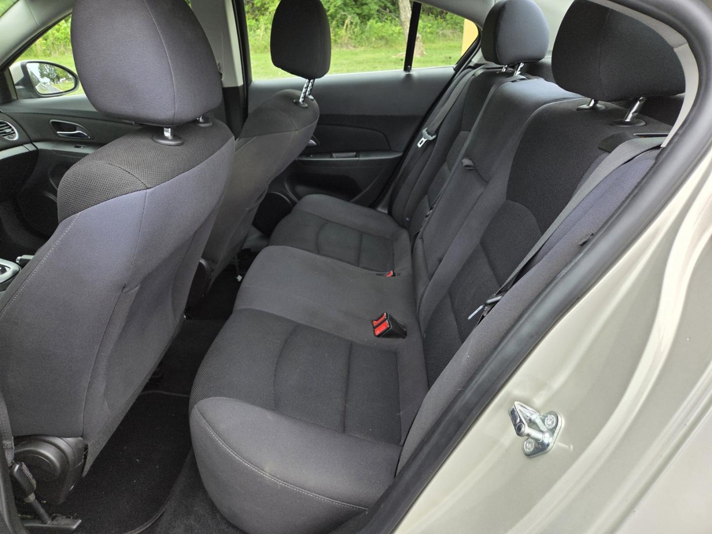 2016 Gold /Gray Chevrolet Cruze 2LT Auto (1G1PE5SB7G7) with an 1.4L L4 DOHC 16V TURBO engine, 6-Speed Automatic transmission, located at 1221 Madison St., Shelbyville, TN, 37160, (931) 680-9439, 0.000000, 0.000000 - Photo#4