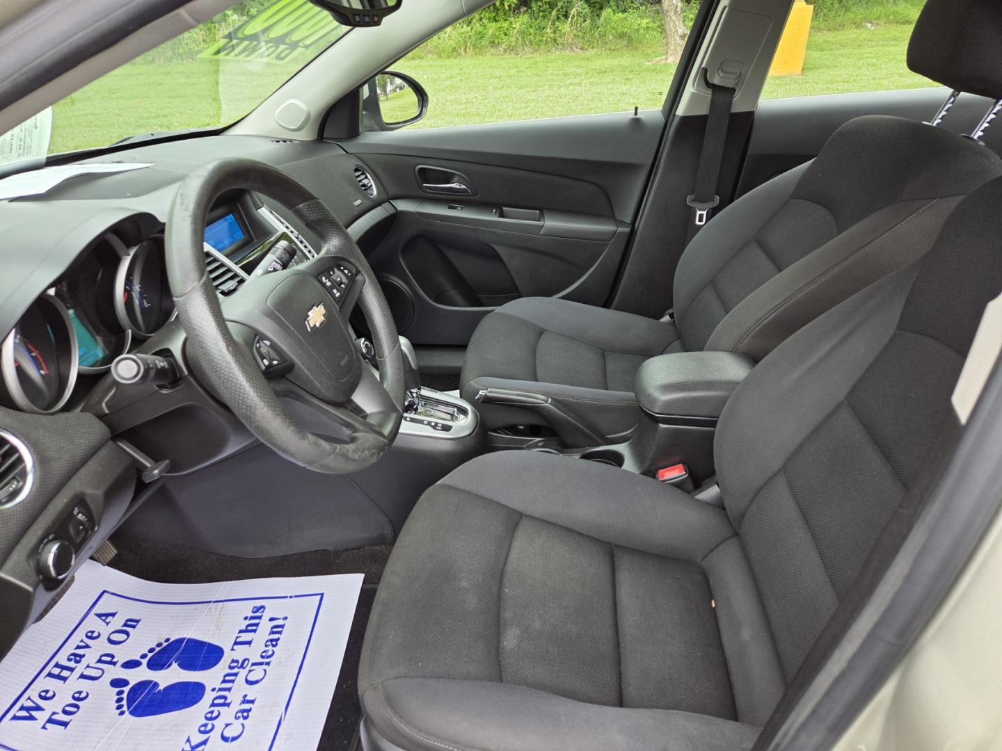 2016 Gold /Gray Chevrolet Cruze 2LT Auto (1G1PE5SB7G7) with an 1.4L L4 DOHC 16V TURBO engine, 6-Speed Automatic transmission, located at 1221 Madison St., Shelbyville, TN, 37160, (931) 680-9439, 0.000000, 0.000000 - Photo#5