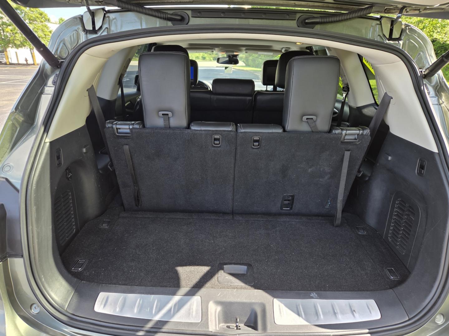 2017 Green /Black Infiniti QX60 Base FWD (5N1DL0MNXHC) with an 3.5L V6 DOHC 24V engine, CVT transmission, located at 1221 Madison St., Shelbyville, TN, 37160, (931) 680-9439, 0.000000, 0.000000 - Photo#3