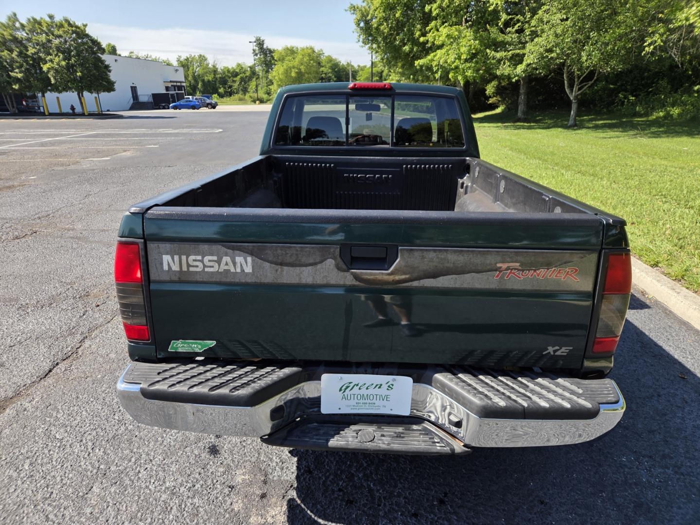2000 Green /Gray Nissan Frontier XE King Cab 2WD (1N6DD26S9YC) with an 2.4L L4 DOHC 16V engine, Manual transmission, located at 1221 Madison St., Shelbyville, TN, 37160, (931) 680-9439, 0.000000, 0.000000 - Photo#2