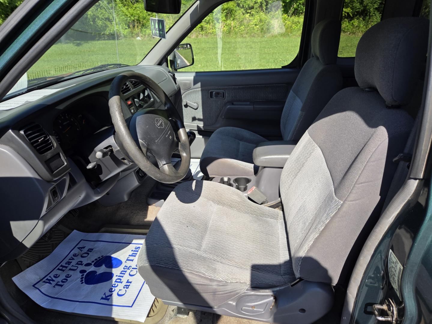 2000 Green /Gray Nissan Frontier XE King Cab 2WD (1N6DD26S9YC) with an 2.4L L4 DOHC 16V engine, Manual transmission, located at 1221 Madison St., Shelbyville, TN, 37160, (931) 680-9439, 0.000000, 0.000000 - Photo#4