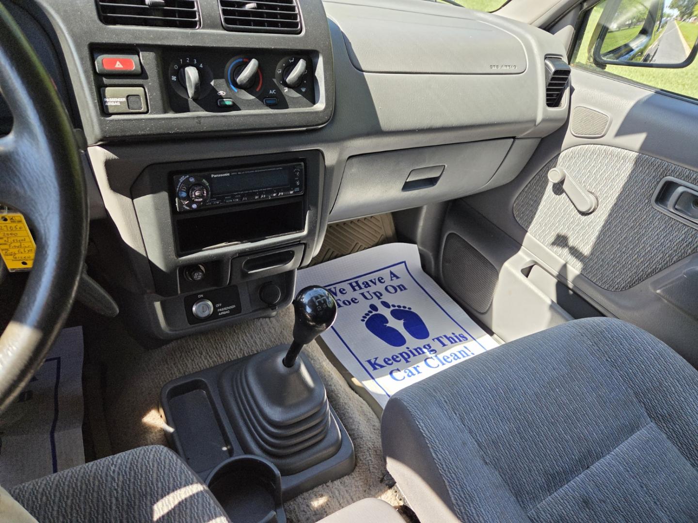 2000 Green /Gray Nissan Frontier XE King Cab 2WD (1N6DD26S9YC) with an 2.4L L4 DOHC 16V engine, Manual transmission, located at 1221 Madison St., Shelbyville, TN, 37160, (931) 680-9439, 0.000000, 0.000000 - Photo#6