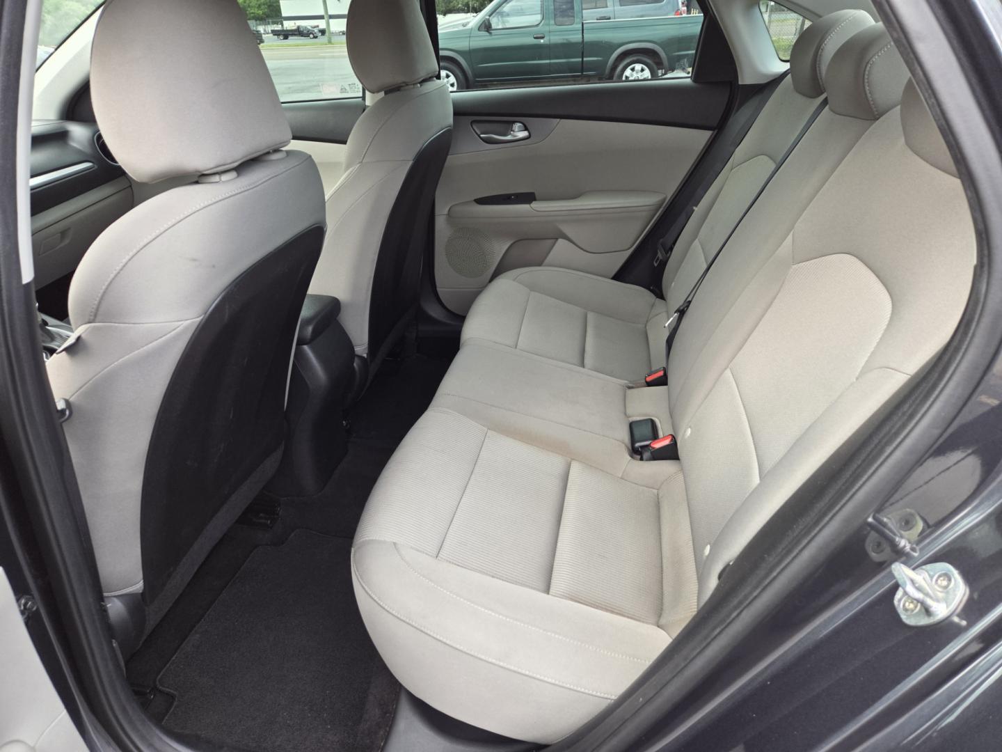 2019 Gray /Beige Kia Forte FE 6A (3KPF24AD4KE) with an 2.0L L4 DOHC 16V engine, 6A transmission, located at 1221 Madison St., Shelbyville, TN, 37160, (931) 680-9439, 0.000000, 0.000000 - Photo#4