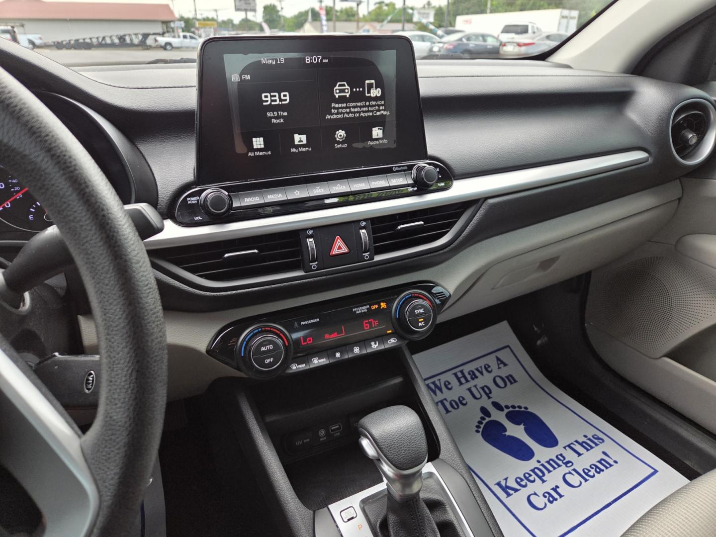 2019 Gray /Beige Kia Forte FE 6A (3KPF24AD4KE) with an 2.0L L4 DOHC 16V engine, 6A transmission, located at 1221 Madison St., Shelbyville, TN, 37160, (931) 680-9439, 0.000000, 0.000000 - Photo#6