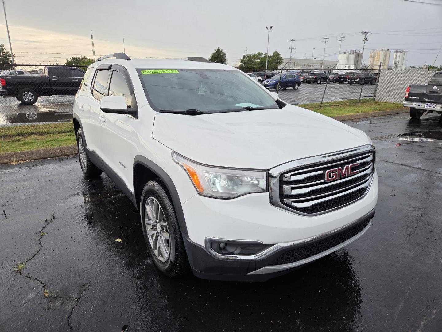 2017 WHITE /Gray GMC Acadia SLE-2 FWD (1GKKNLLA4HZ) with an 3.6L V6 DOHC 24V engine, 6A transmission, located at 1221 Madison St., Shelbyville, TN, 37160, (931) 680-9439, 0.000000, 0.000000 - Photo#1