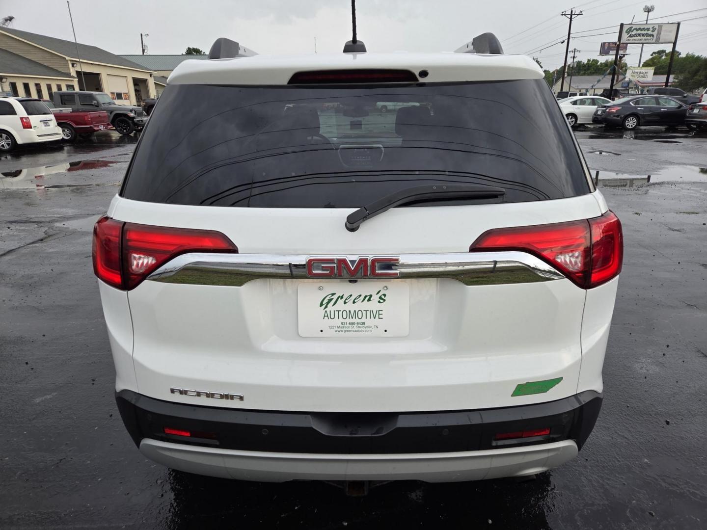 2017 WHITE /Gray GMC Acadia SLE-2 FWD (1GKKNLLA4HZ) with an 3.6L V6 DOHC 24V engine, 6A transmission, located at 1221 Madison St., Shelbyville, TN, 37160, (931) 680-9439, 0.000000, 0.000000 - Photo#2