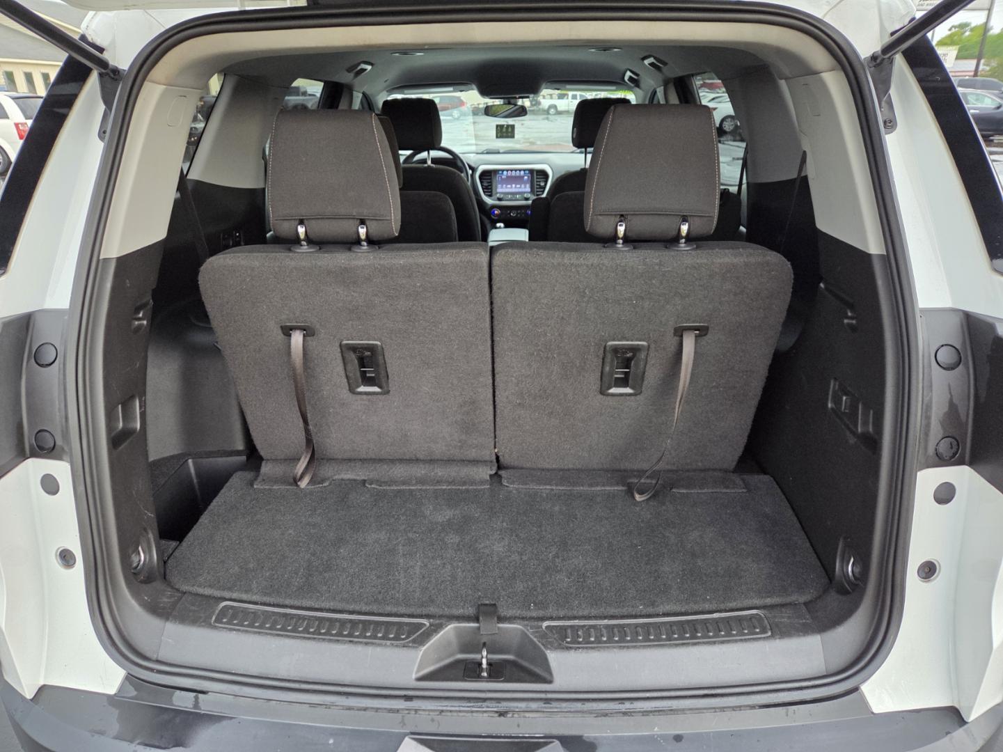 2017 WHITE /Gray GMC Acadia SLE-2 FWD (1GKKNLLA4HZ) with an 3.6L V6 DOHC 24V engine, 6A transmission, located at 1221 Madison St., Shelbyville, TN, 37160, (931) 680-9439, 0.000000, 0.000000 - Photo#3