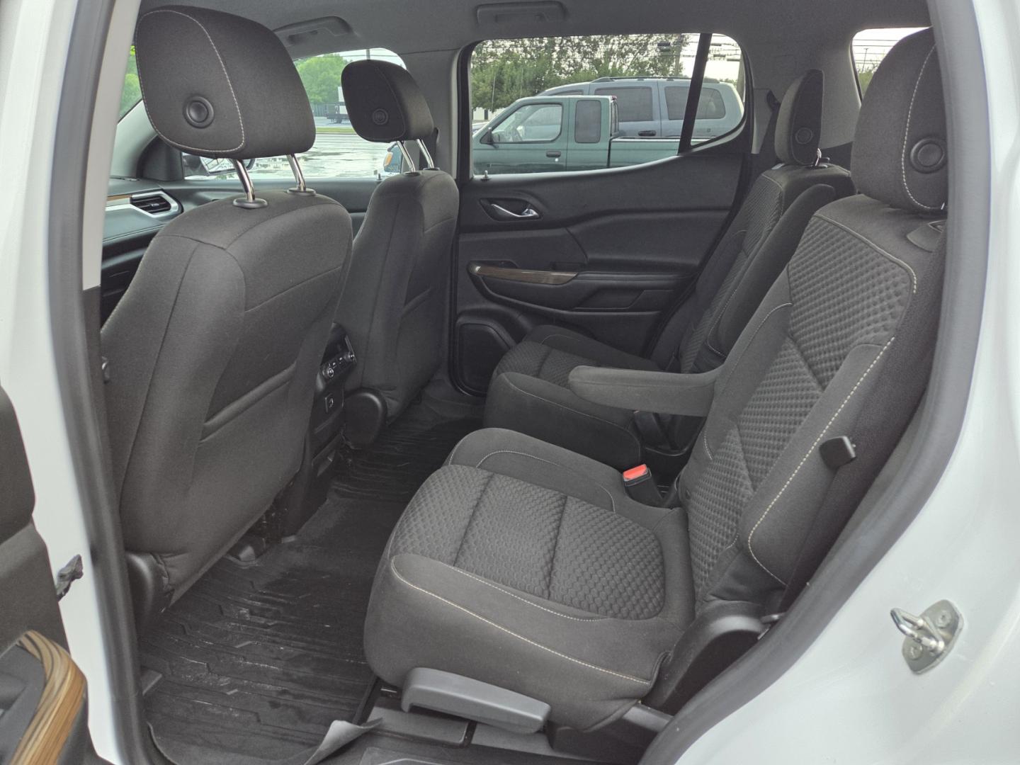 2017 WHITE /Gray GMC Acadia SLE-2 FWD (1GKKNLLA4HZ) with an 3.6L V6 DOHC 24V engine, 6A transmission, located at 1221 Madison St., Shelbyville, TN, 37160, (931) 680-9439, 0.000000, 0.000000 - Photo#5