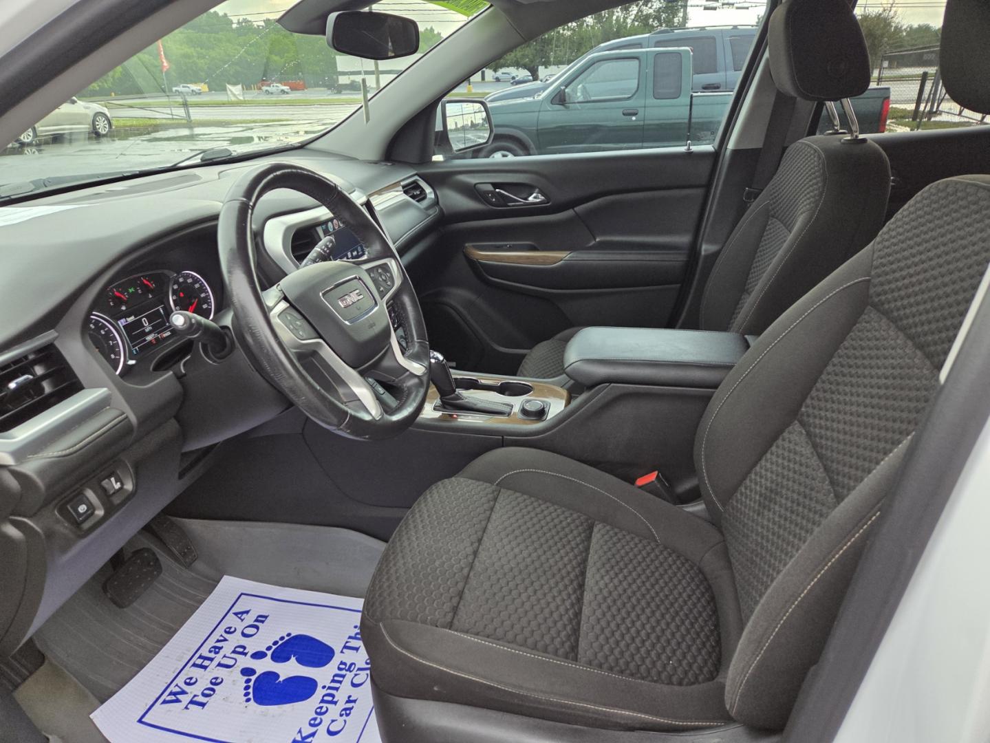 2017 WHITE /Gray GMC Acadia SLE-2 FWD (1GKKNLLA4HZ) with an 3.6L V6 DOHC 24V engine, 6A transmission, located at 1221 Madison St., Shelbyville, TN, 37160, (931) 680-9439, 0.000000, 0.000000 - Photo#6