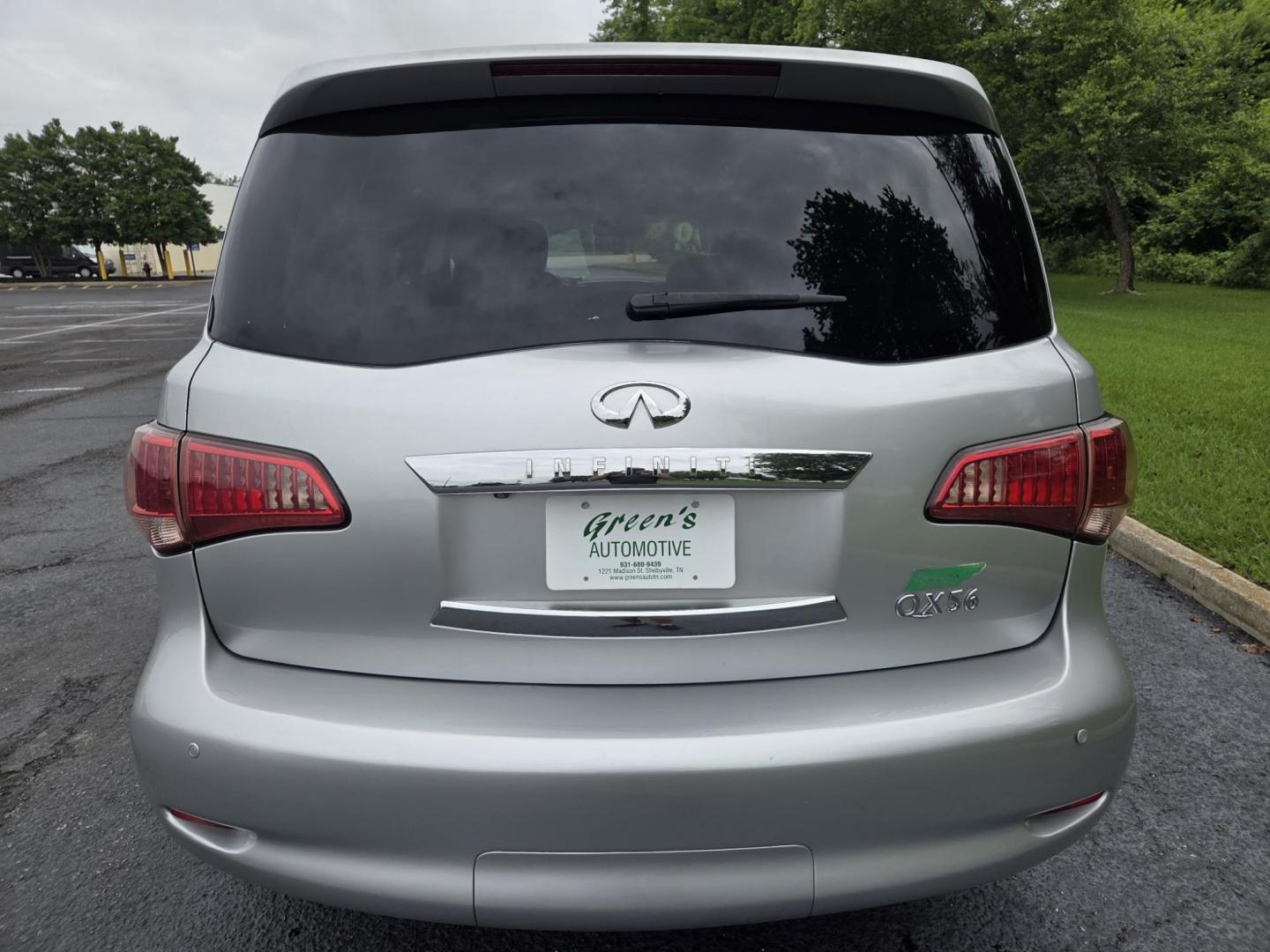 2011 SILVER /Black Infiniti QX56 4WD (JN8AZ2NE7B9) with an 5.6L V8 DOHC 32V engine, 5-Speed Automatic transmission, located at 1221 Madison St., Shelbyville, TN, 37160, (931) 680-9439, 0.000000, 0.000000 - Photo#2