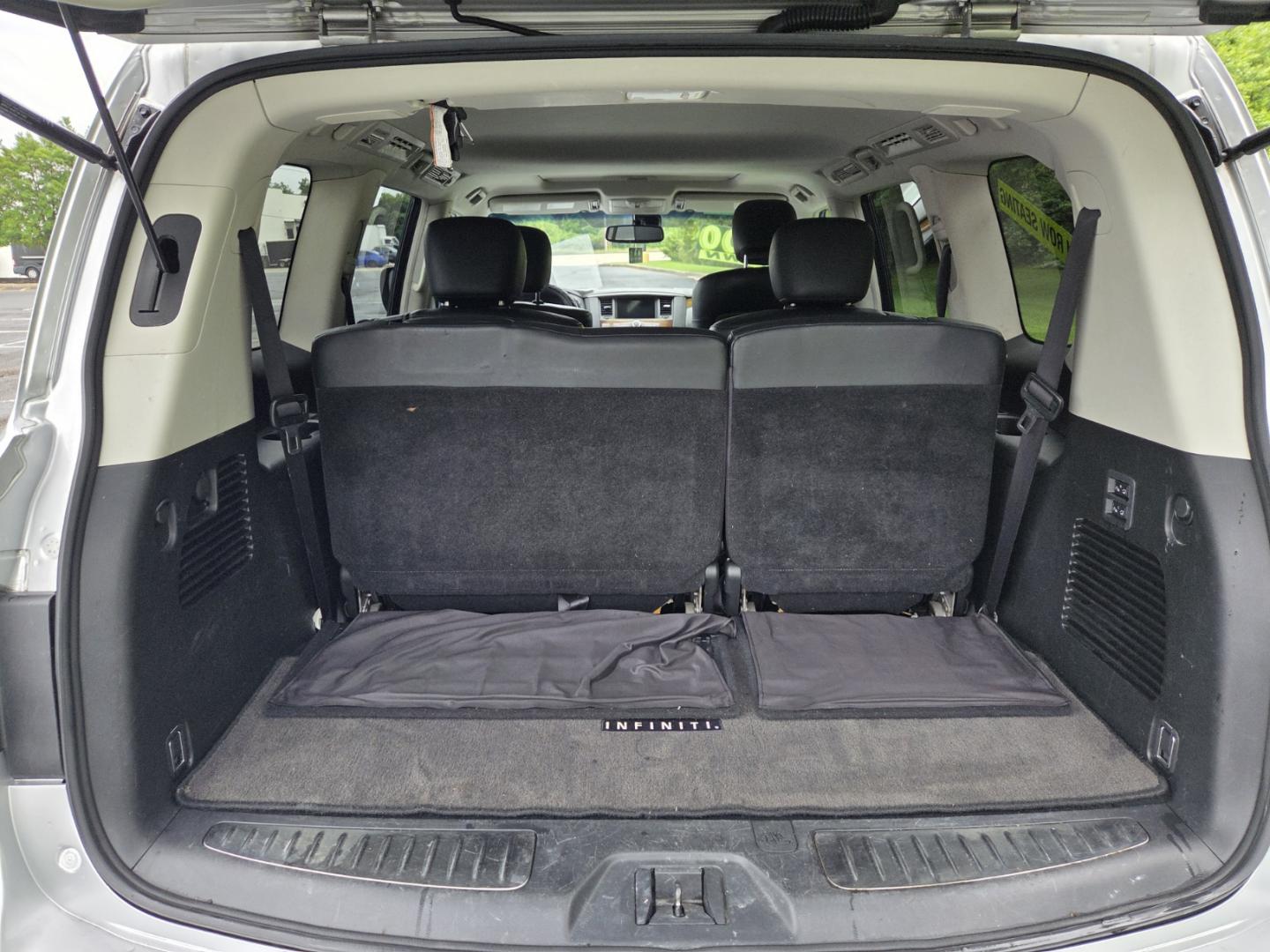 2011 SILVER /Black Infiniti QX56 4WD (JN8AZ2NE7B9) with an 5.6L V8 DOHC 32V engine, 5-Speed Automatic transmission, located at 1221 Madison St., Shelbyville, TN, 37160, (931) 680-9439, 0.000000, 0.000000 - Photo#3