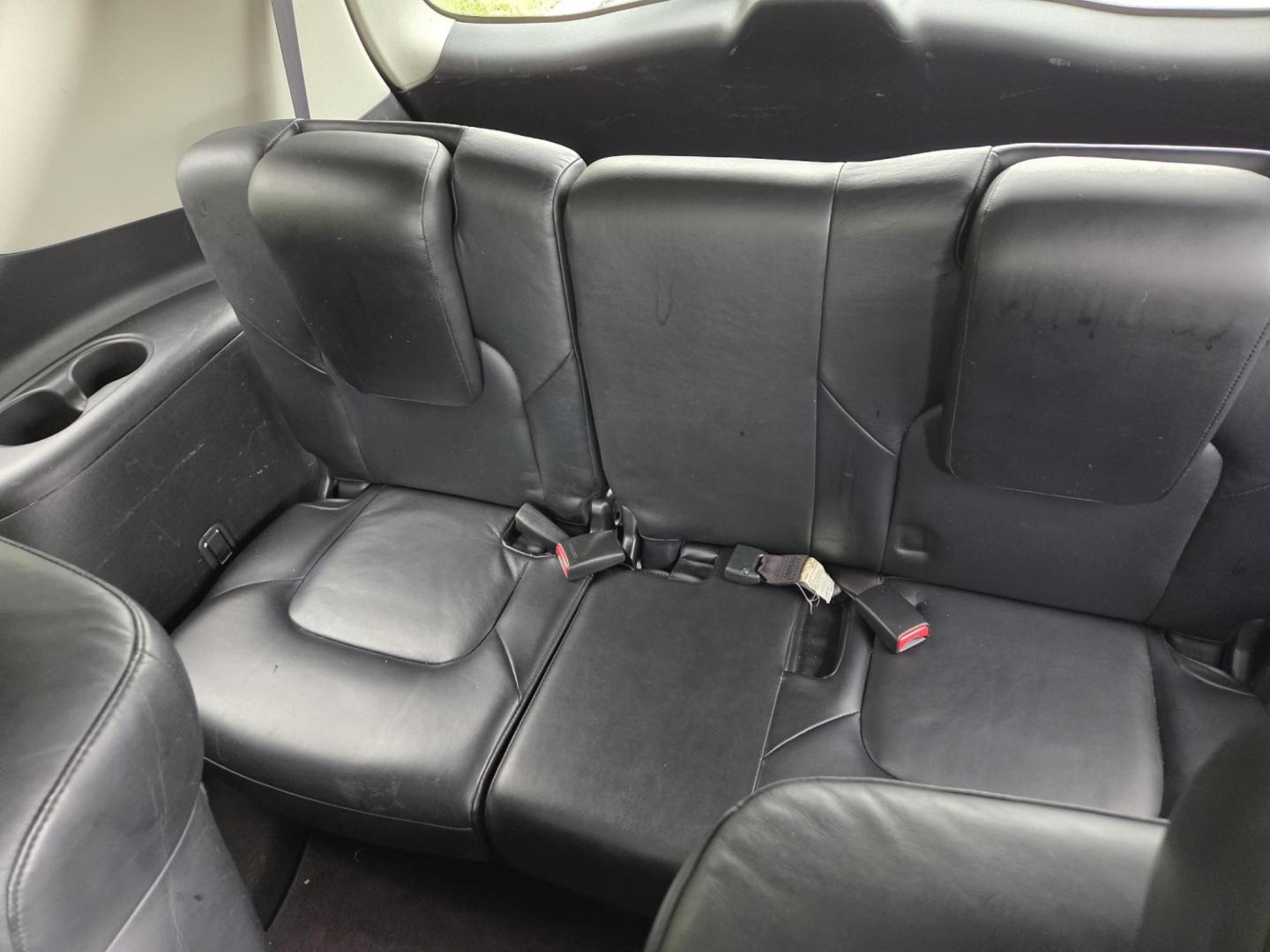 2011 SILVER /Black Infiniti QX56 4WD (JN8AZ2NE7B9) with an 5.6L V8 DOHC 32V engine, 5-Speed Automatic transmission, located at 1221 Madison St., Shelbyville, TN, 37160, (931) 680-9439, 0.000000, 0.000000 - Photo#4