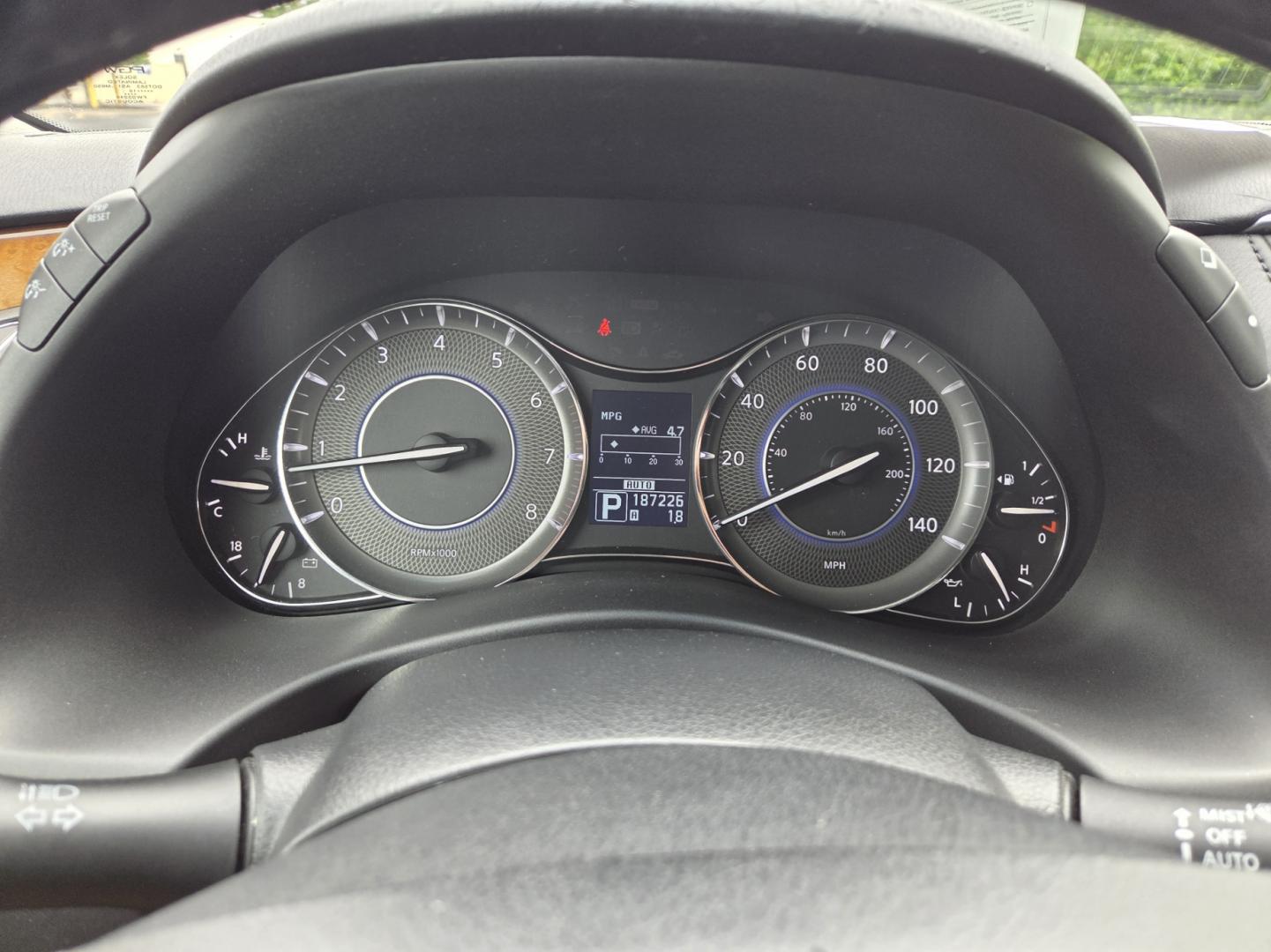 2011 SILVER /Black Infiniti QX56 4WD (JN8AZ2NE7B9) with an 5.6L V8 DOHC 32V engine, 5-Speed Automatic transmission, located at 1221 Madison St., Shelbyville, TN, 37160, (931) 680-9439, 0.000000, 0.000000 - Photo#8