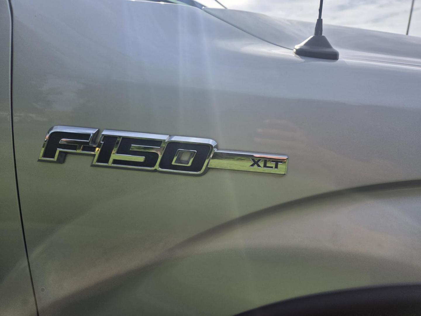 2014 Silver /Gray Ford F-150 XLT SuperCrew 5.5-ft. Bed 4WD (1FTFW1EF0EK) with an 5.0L V8 engine, 6-Speed Automatic transmission, located at 1221 Madison St., Shelbyville, TN, 37160, (931) 680-9439, 0.000000, 0.000000 - Photo#2
