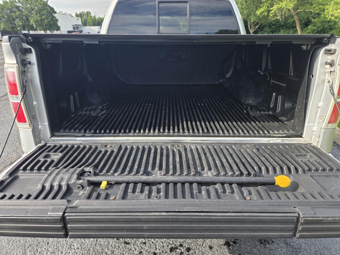 2014 Silver /Gray Ford F-150 XLT SuperCrew 5.5-ft. Bed 4WD (1FTFW1EF0EK) with an 5.0L V8 engine, 6-Speed Automatic transmission, located at 1221 Madison St., Shelbyville, TN, 37160, (931) 680-9439, 0.000000, 0.000000 - Photo#4